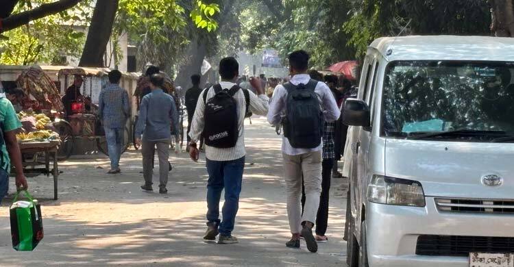 হল ছাড়তে শুরু করেছেন ঢাবি শিক্ষার্থীরা