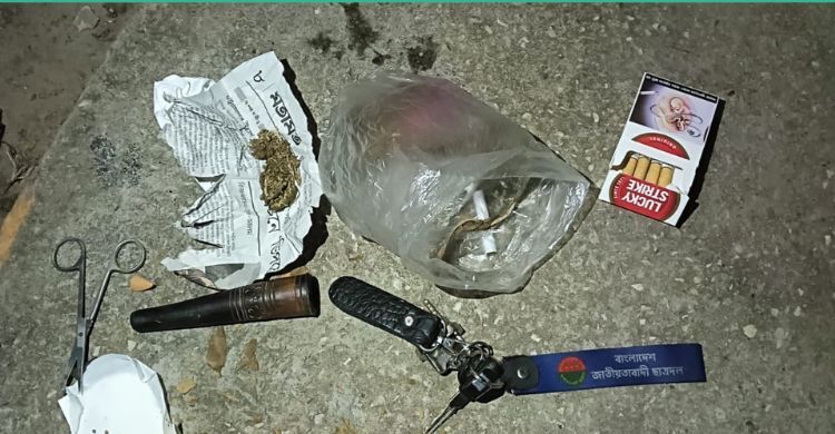 মধ্যরাতে ঢাবির হলে গাঁজা সেবনকালে ছাত্রদল কর্মীসহ আটক ৪