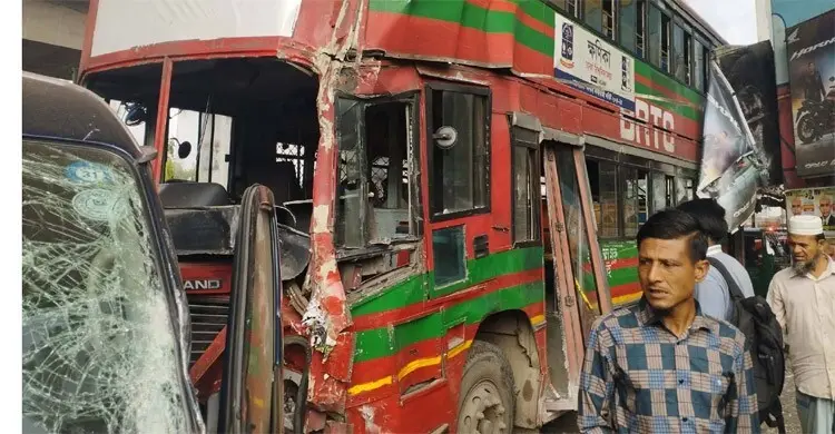 দুর্ঘটনার কবলে ঢাবি শিক্ষার্থীবাহী বাস, আহত ৮