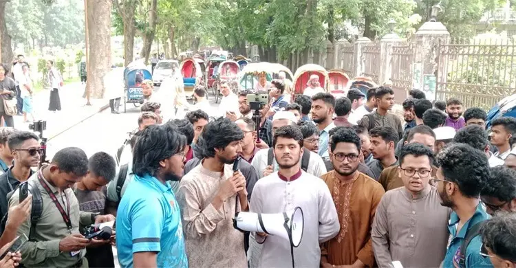 ঢাবির নবীন শিক্ষার্থীদের সিটের দাবিতে রেজিস্ট্রার ভবন ঘেরাও ডাকসুর