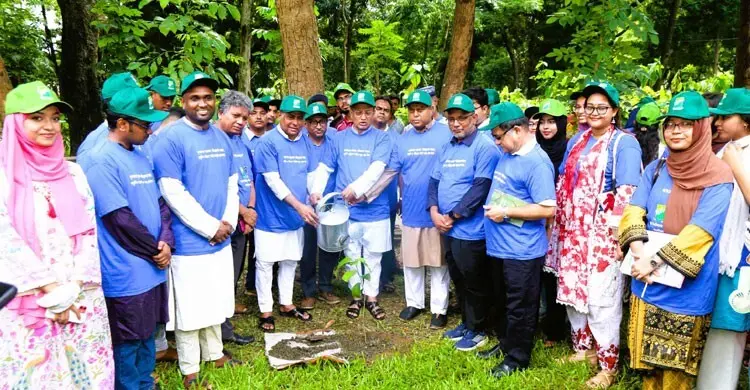 দূষণ মোকাবিলায় দেশীয় প্রজাতির গাছ লাগানোর আহ্বান ঢাবি উপাচার্যের