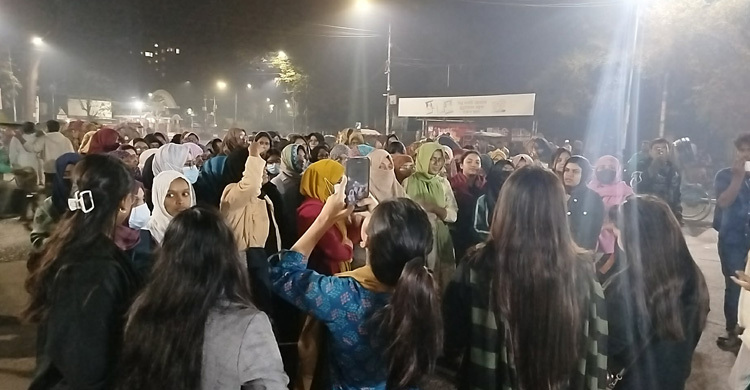 হল থেকে বেরিয়ে ঢাবির নারী শিক্ষার্থীদের বিক্ষোভ