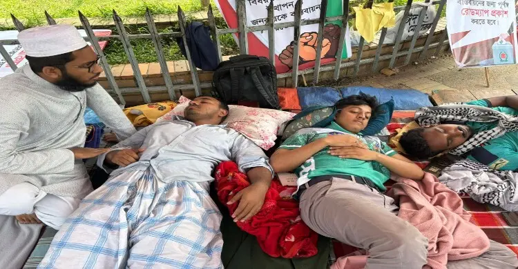 ঢাবির দুই শিক্ষার্থীর অনশন ৫০ ঘণ্টা পেরোলেও মেলেনি দাবি পূরণের আশ্বাস