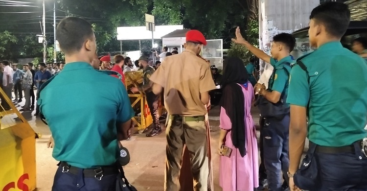 ঢাবির প্রবেশমুখে উৎসুক জনতাকে ভিড় না করার অনুরোধ ডিএমপির