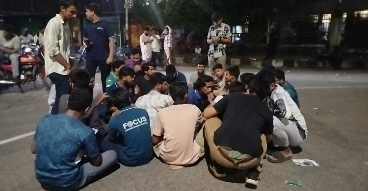 ভেতরে চলছে ভোটগণনা, বাইরে শিক্ষার্থীরা গাইছেন দেশের গান