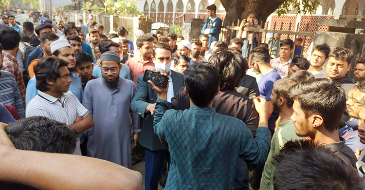 ‘রাজাকারের বাচ্চা’ বলা শিক্ষককে ধাওয়া দিলেন ঢাবি শিক্ষার্থীরা