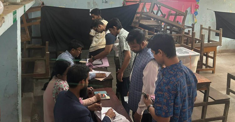 ঢাবির ল্যাবরেটরি স্কুল: ৫ ঘণ্টায় ভোট পড়েছে ২৪ শতাংশ