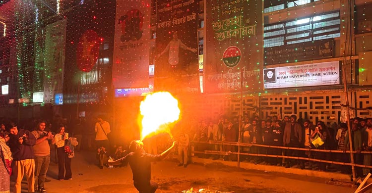 বিজয়ের রঙে সেজেছে ঢাকা বিশ্ববিদ্যালয়