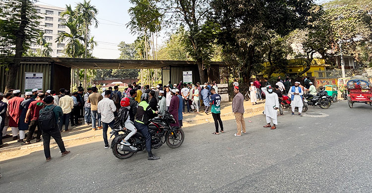 ওসমান হাদির সমাধিস্থল দেখতে ছুটে আসছেন শিক্ষার্থী-জনতা