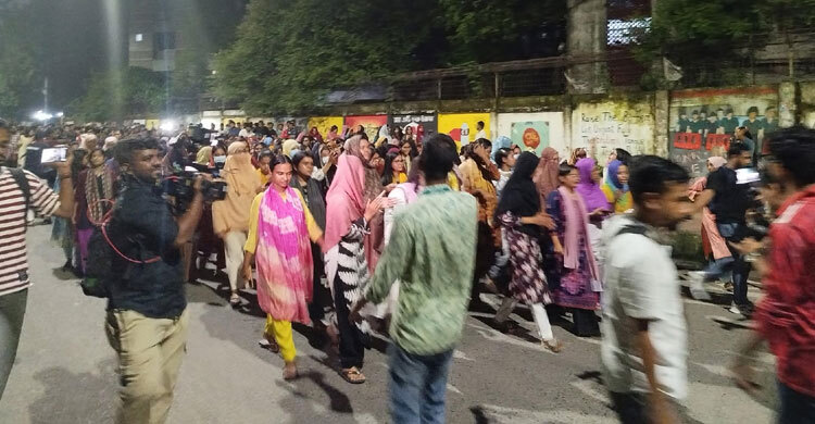 তালা ভেঙে বের হয়ে ছাত্রীদের বিক্ষোভ