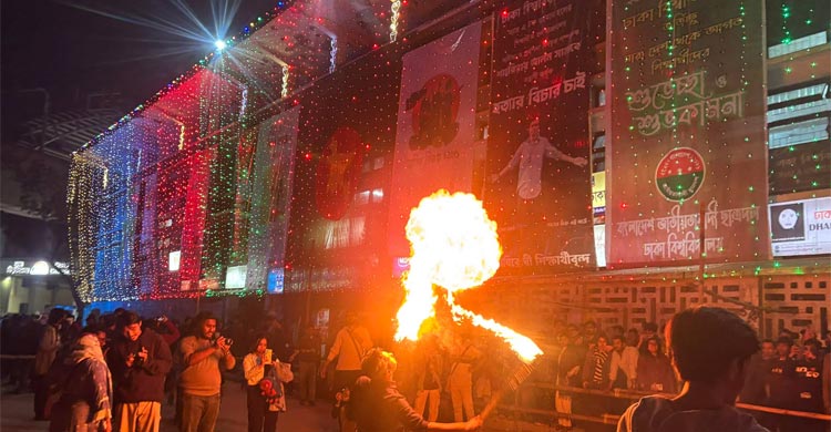 বিজয়ের রঙে সেজেছে ঢাকা বিশ্ববিদ্যালয়