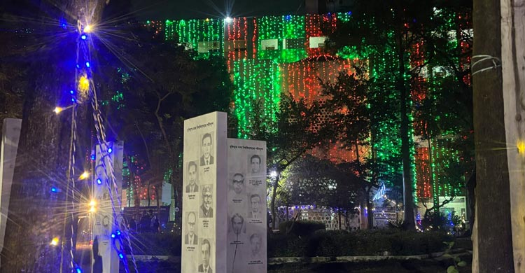 বিজয়ের রঙে সেজেছে ঢাকা বিশ্ববিদ্যালয়