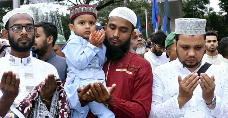 যুদ্ধ-সংকটে বিশ্ব, মোনাজাতে শান্তির প্রার্থনা