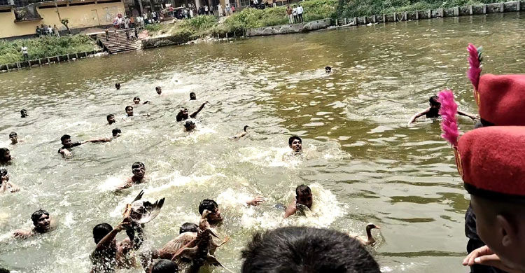 নববর্ষে ১০ হাঁস ধরতে ৪০ প্রতিযোগী