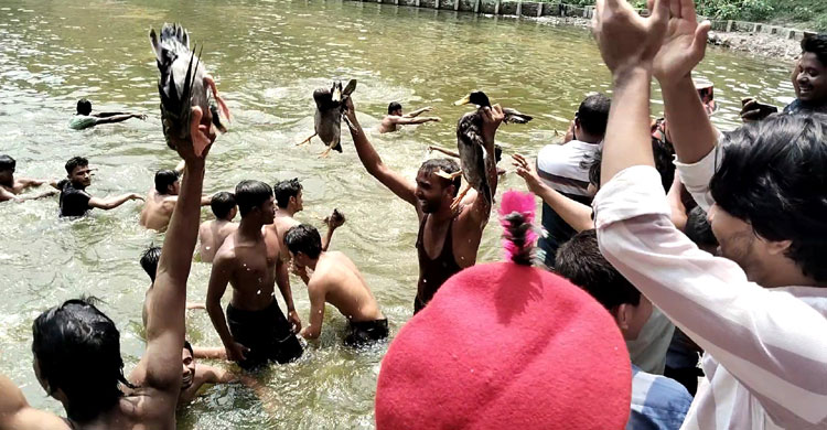 নববর্ষে ১০ হাঁস ধরতে ৪০ প্রতিযোগী