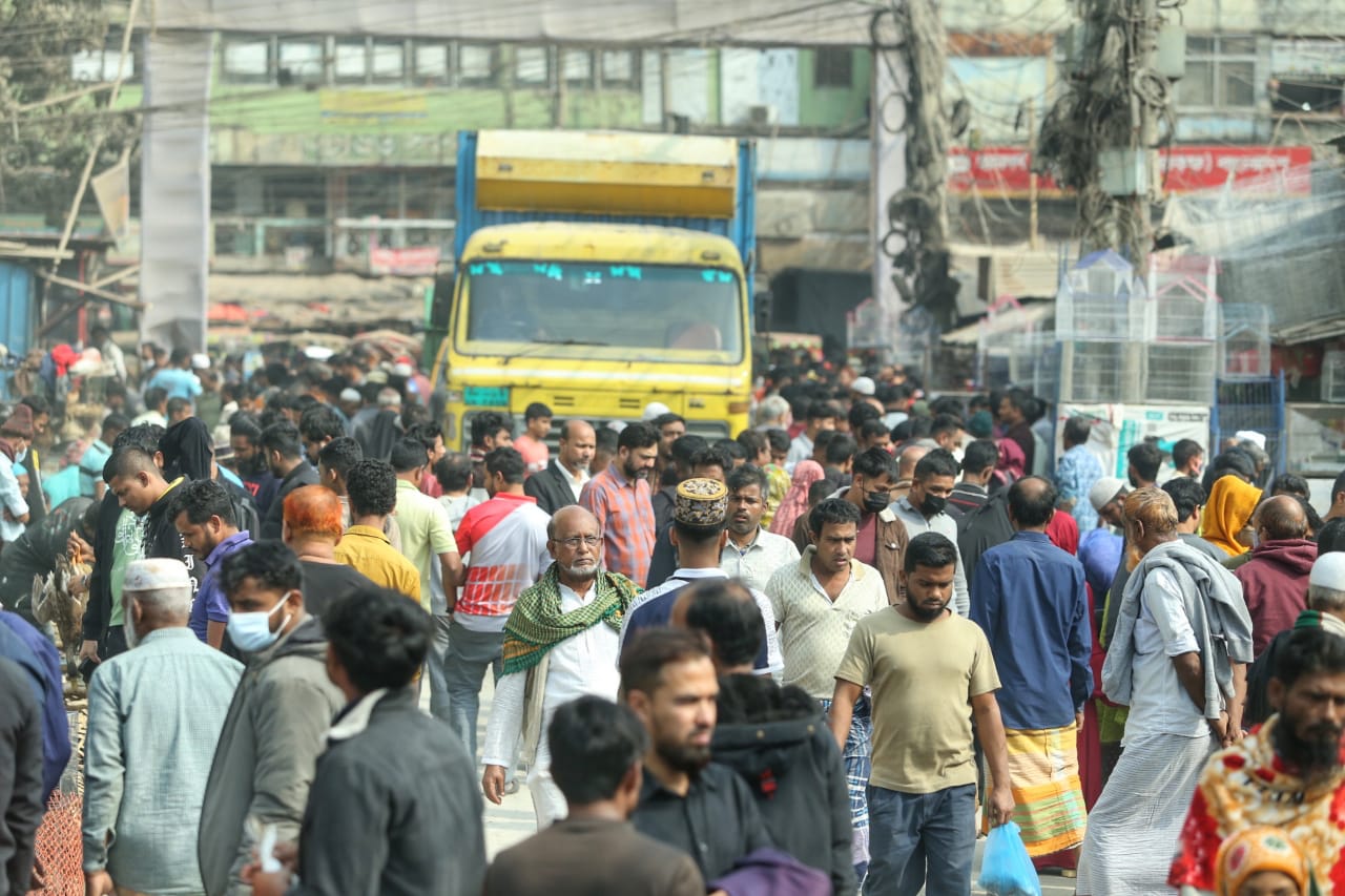 শীতের সকালে টঙ্গীর পাখির হাটে হাঁসের আধিপত্য