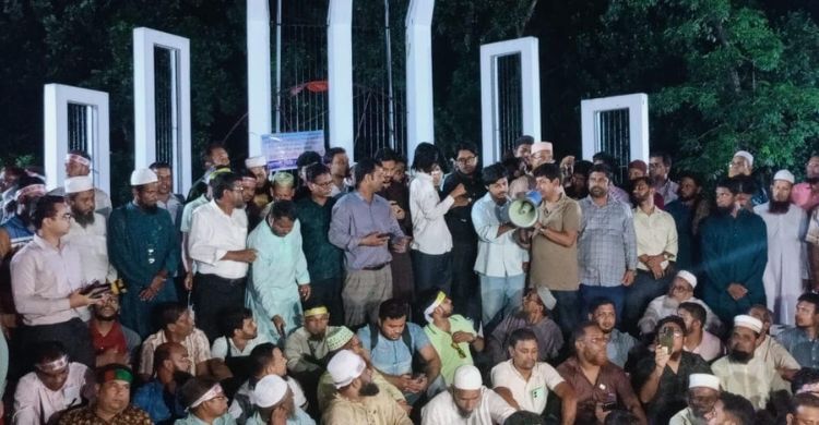 আন্দোলনরত শিক্ষকদের সঙ্গে সংহতি জানালো ডাকসু