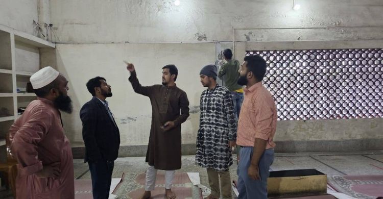 ডাকসুর উদ্যোগে ঢাবির কেন্দ্রীয় মসজিদ সংস্কার শুরু, বসবে এসি