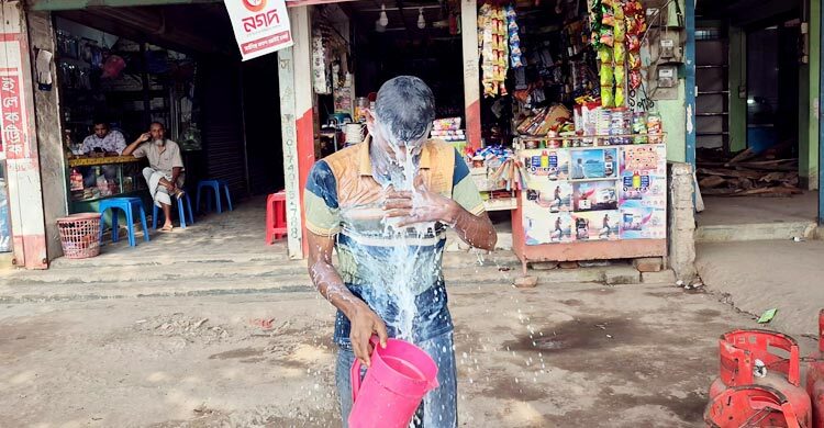 রাজনীতি ছেড়ে দুধ দিয়ে গোসল করলেন স্বেচ্ছাসেবক দলের নেতা