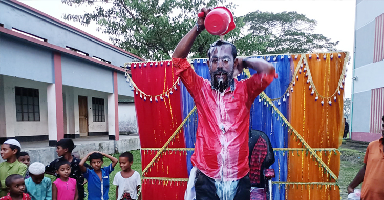 ৩ মণ দুধ দিয়ে গোসল করে ৩০০ জনকে বিরিয়ানি খাওয়ালেন যুবদল নেতা