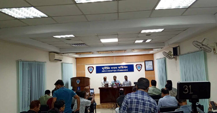 আদালত জব্দ করা সম্পদ যুক্তরাজ্যে বিক্রি-লেনদেন করার কথা নয়: দুদক