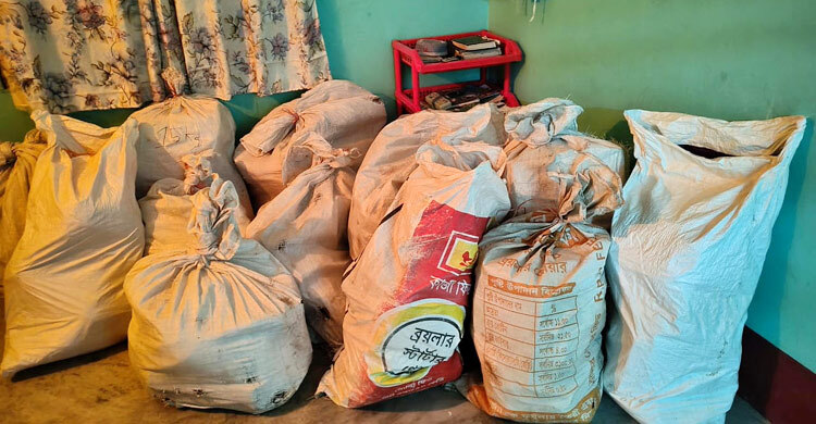 সাবেক ভূমিমন্ত্রীর অবৈধ সম্পদ অর্জনের ২৩ বস্তা আলামত উদ্ধার