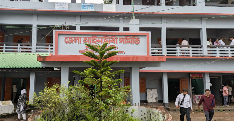 জামিন পেতে মোবাইলে সুপারিশ, টাকার বান্ডিল পাঠালেন পিপি