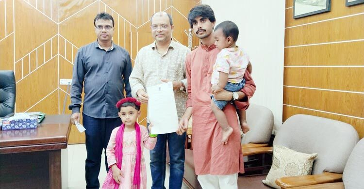 দুই সন্তানকে সঙ্গে নিয়ে মনোনয়ন ফরম সংগ্রহ ঢাবি শিক্ষার্থীর