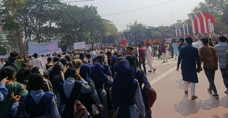 দুপুরেও শহীদ মিনারে শ্রদ্ধা জানাতে সর্বসাধারণের ভিড়