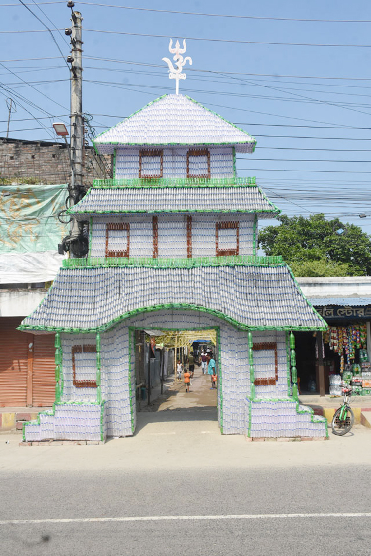 ৭ হাজার প্লাস্টিক বোতলে পূজামণ্ডপের নান্দনিক গেট