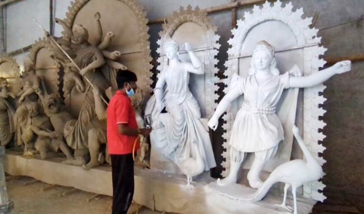 শেষ মুহূর্তে প্রতিমা রাঙাতে ব্যস্ত শিল্পীরা