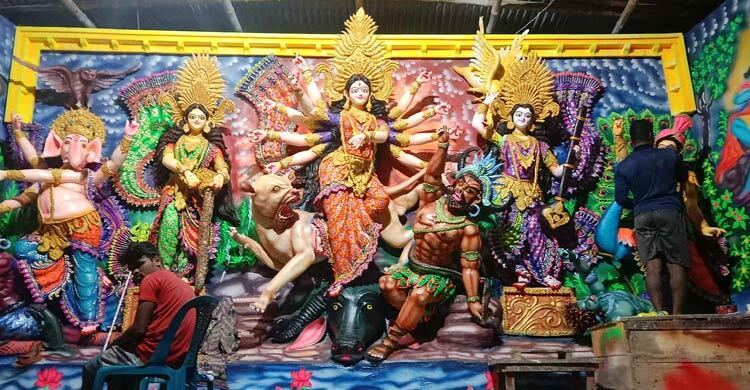 শেষ মুহূর্তে প্রতিমা রাঙাতে ব্যস্ত শিল্পীরা