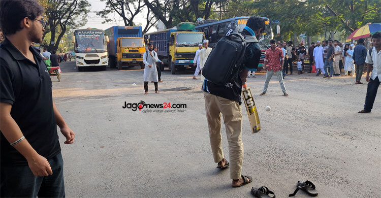কুষ্টিয়া-খুলনা মহাসড়কে ক্রিকেট খেললেন ইবি শিক্ষার্থীরা