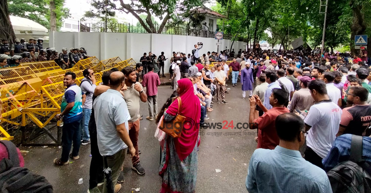 দুই দিন হয়ে গেলেও সরকারের পক্ষ থেকে কোনো রেসপন্স আসেনি
