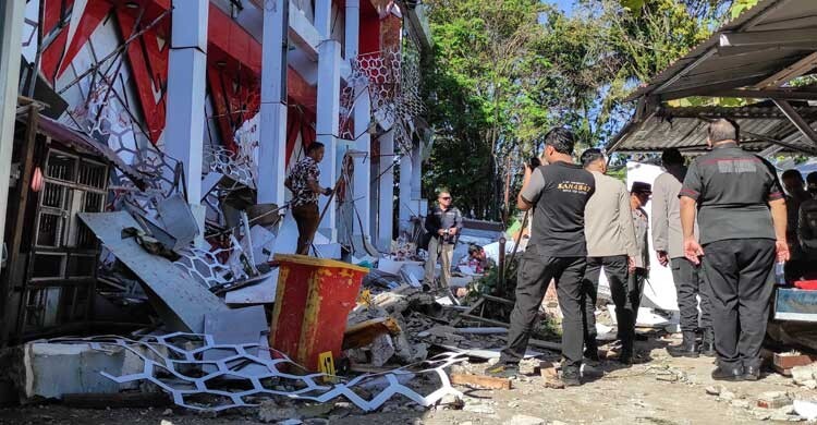 ইন্দোনেশিয়ায় ৭.৪ মাত্রার ভূমিকম্প, নিহত ১