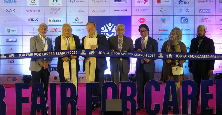 ইস্ট ওয়েস্ট ইউনিভার্সিটিতে দিনব্যাপী ক্যারিয়ার ফেয়ার