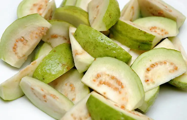 খোসাসহ পেয়ারা খাওয়ার আগে যা জানা দরকার