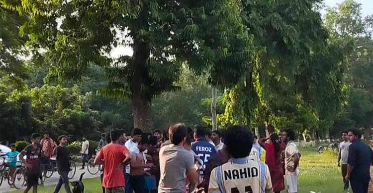 ইবিতে পেশাগত দায়িত্ব পালনকালে সাংবাদিকদের ওপর হামলা