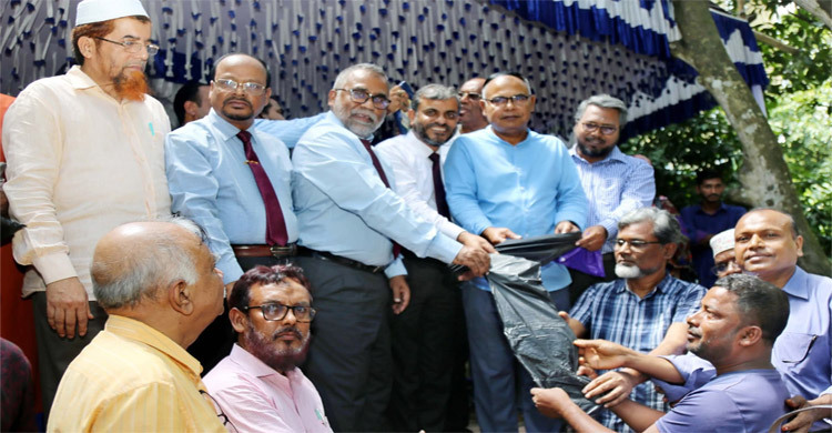 ইবিতে রিকশা-ভ্যানচালকদের মাঝে জিয়া পরিষদের রেইনকোট বিতরণ