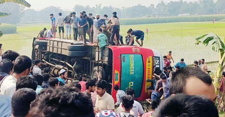 ইসলামী বিশ্ববিদ্যালয়ের বাস উল্টে ২০ শিক্ষার্থী আহত