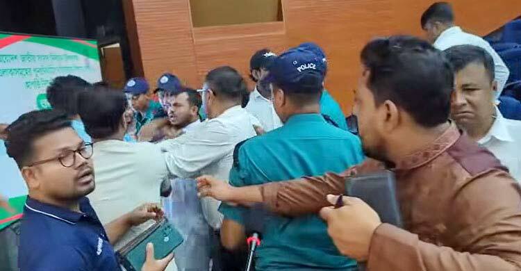 সিইসির সামনে বিএনপি-এনসিপি নেতাকর্মীদের হাতাহাতি