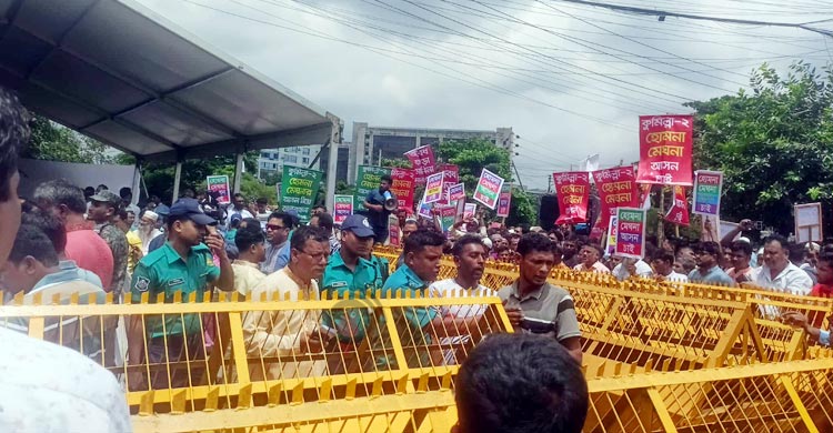 সীমানা পরিবর্তনের প্রতিবাদে ইসিতে বিক্ষোভ, বন্ধ প্রধান ফটক
