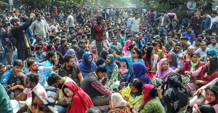 ব্যালটের ভাঁজে ধানের শীষ ইস্যুতে ছাত্রদলের ইসি ঘেরাও