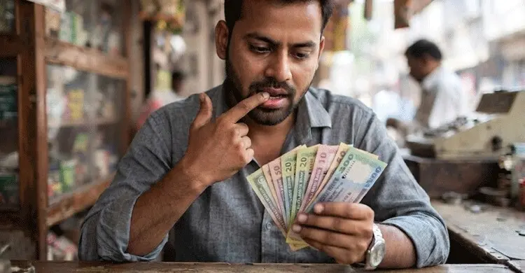 থুথু দিয়ে টাকা গোনার অভ্যাস বাড়াচ্ছে যেসব স্বাস্থ্যঝুঁকি