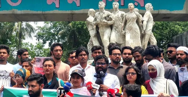 অ্যাক্টিভিস্ট হাসান নাসিমের মুক্তির দাবিতে ঢাবিতে মানববন্ধন