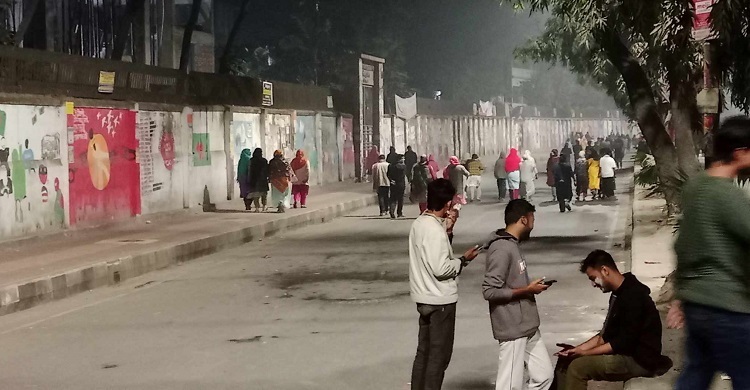 হলে ফিরে গেলেন ইডেন কলেজের ছাত্রীরা