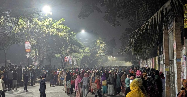 গেটের তালা ভেঙে নীলক্ষেতে ইডেন কলেজের ছাত্রীরা