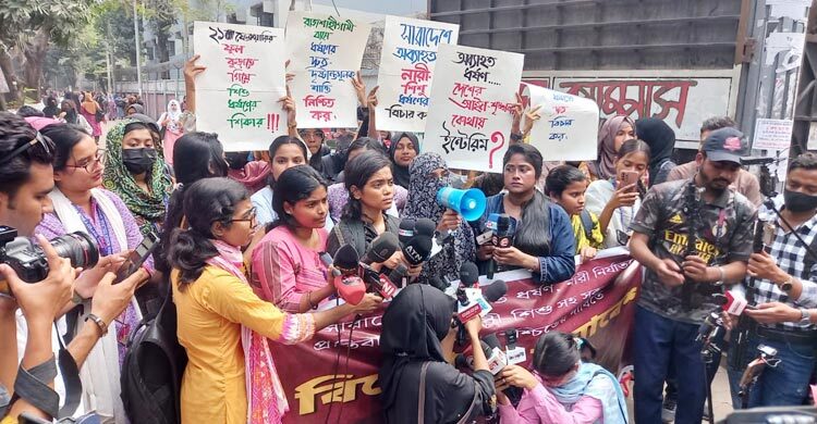 ধর্ষণ ও নারী নির্যাতনের প্রতিবাদে ইডেন কলেজ শিক্ষার্থীদের বিক্ষোভ