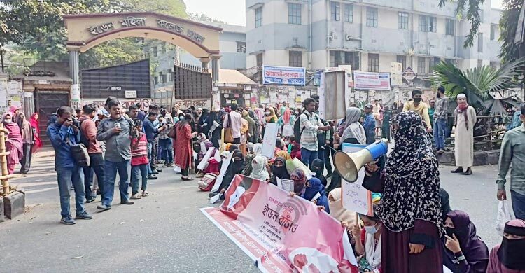 ৫ দফা দাবিতে সড়ক অবরোধ ইডেন কলেজ শিক্ষার্থীদের