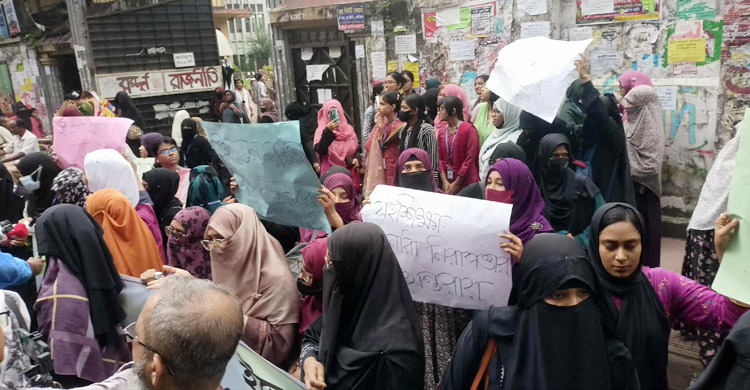 স্নাতকে আসন না কমানোসহ ৪ দাবি ইডেন শিক্ষার্থীদের